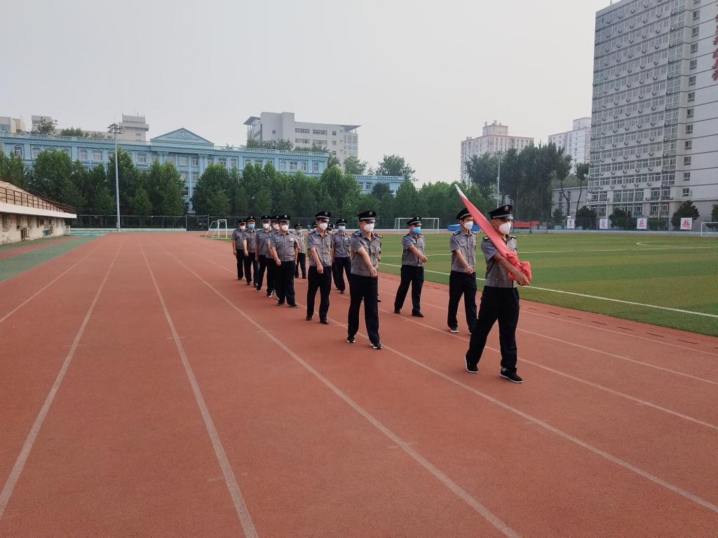 北京信息科技大学保安中队举行“八一”特别升旗仪式