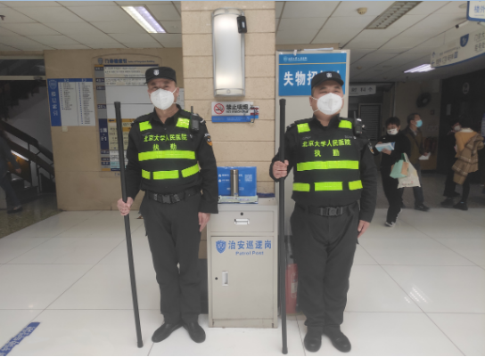 北京大学人民医院患者突发患者心跳骤停 保安员接力抢救